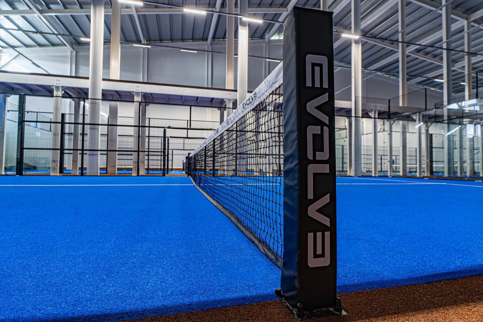 Net and net post of an Evolve classic padel court
